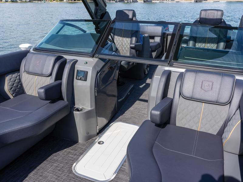 Sanpan 2700 Split Bench With Windshield bow seating