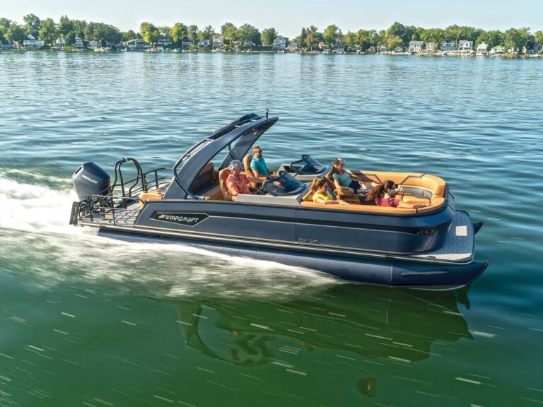 Starcraft SX 25 Q DC cruising over chop