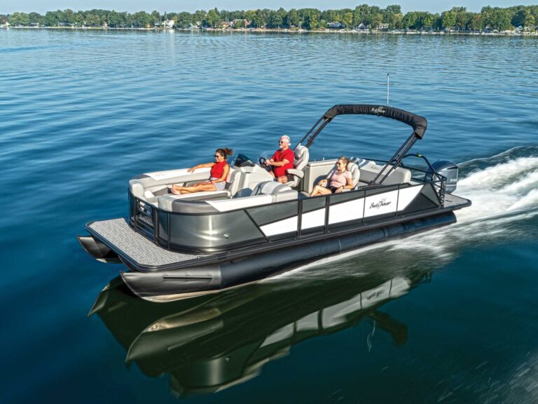 SunChaser Eclipse 25 SB DH on a smooth lake