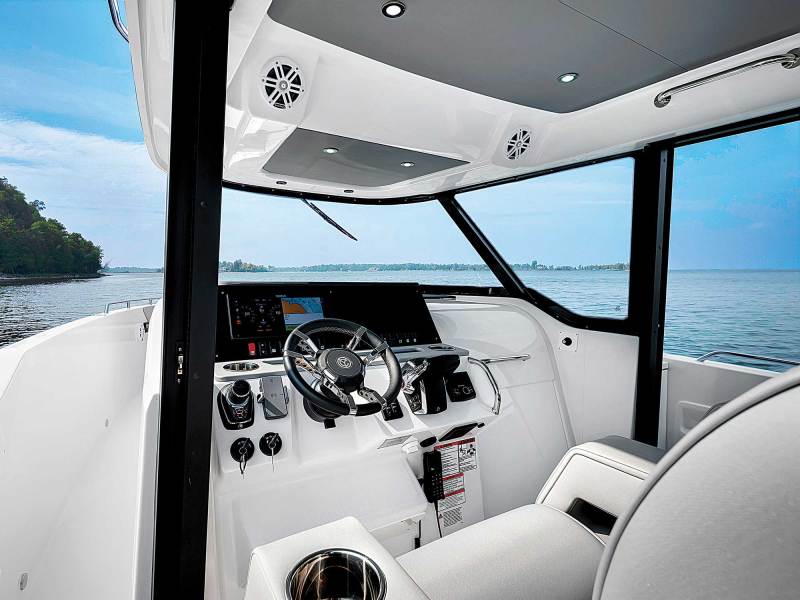 Cruisers Yachts 38 VTR EC helm