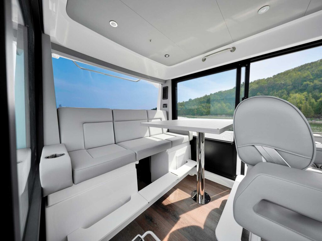 Cruisers Yachts 38 VTR EC salon