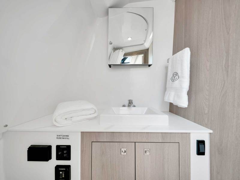 Cruisers Yachts 38 VTR EC cabin