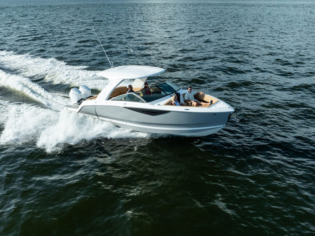 Four Winns H33 running smoothly