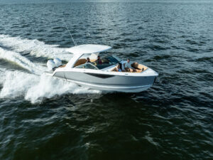 Four Winns H33 running smoothly