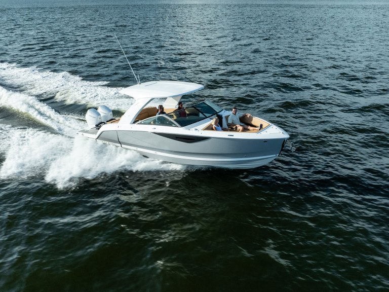 Four Winns H33 running smoothly