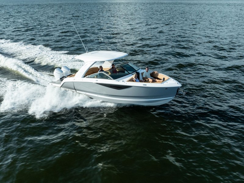 Four Winns H33 running smoothly