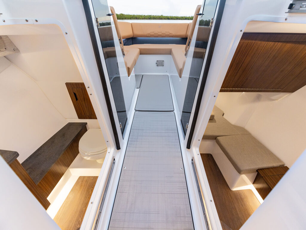 Four Winns H33 cabin