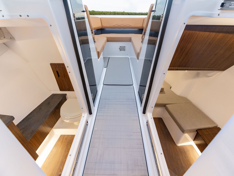 Four Winns H33 cabin