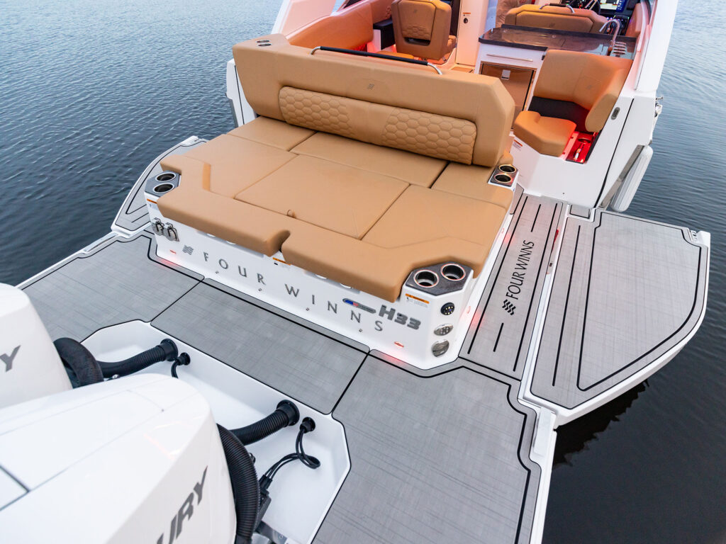 Four Winns H33 aft console
