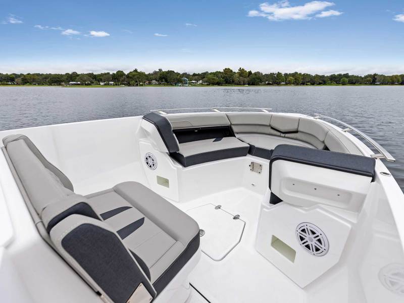 Monterey Elite 27 OB bow seating