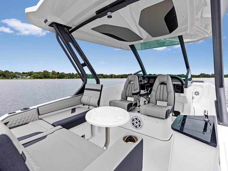Monterey Elite 27 OB cockpit seating