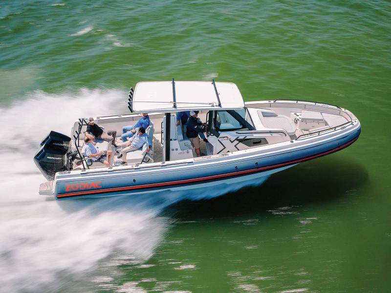 Zodiac X10CC running fast at sea