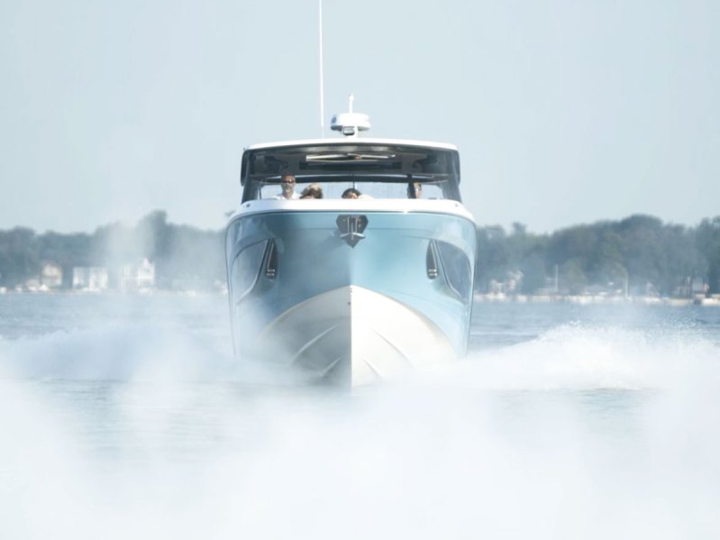 BTG1225-Hurricane-2300 Hurricane SunDeck 2300 on the lake