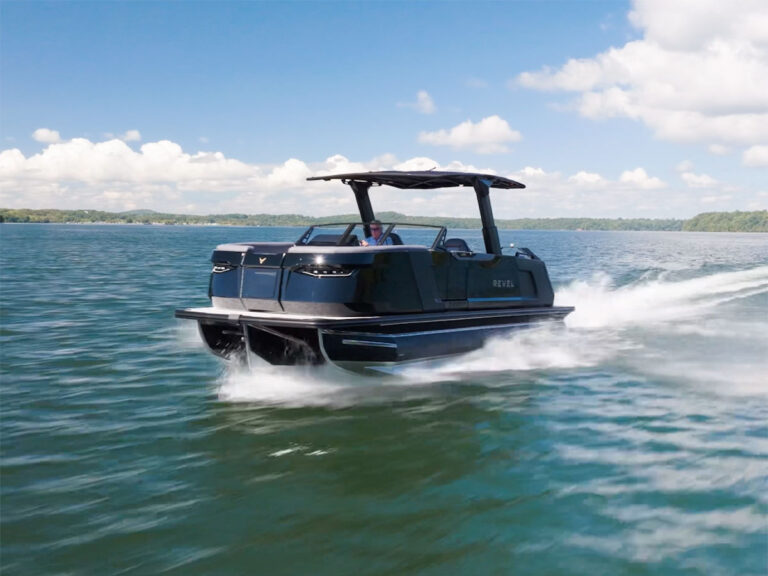 Revel RS25L running fast on the lake