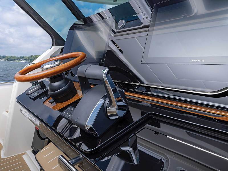 Tiara 39 LS helm