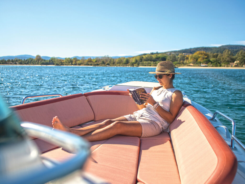 Zodiac Medline 9 bow seating