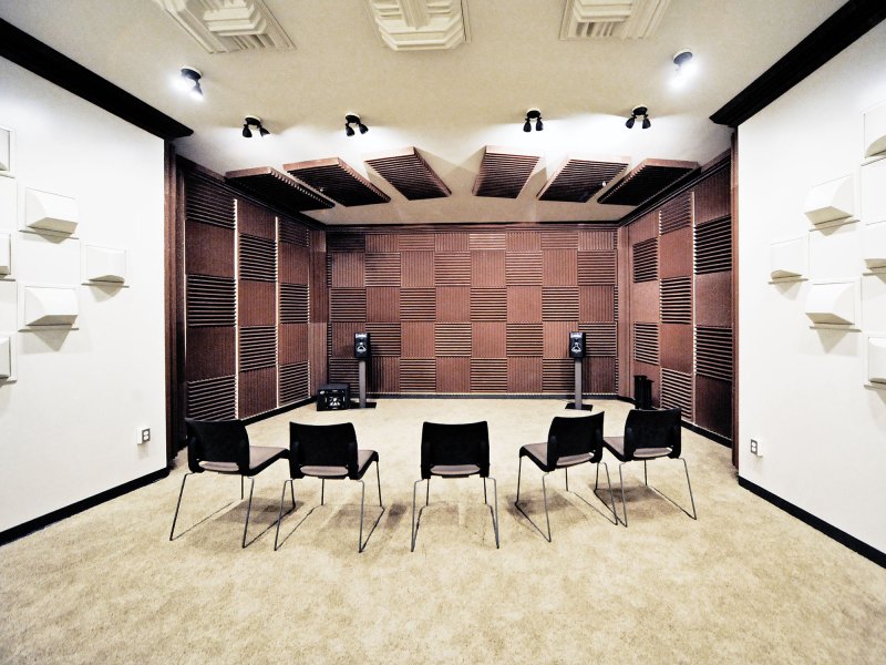 Kicker listening room