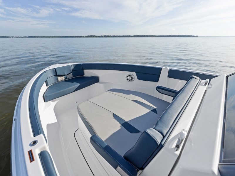 Monterey Elite 25 OB bow seating