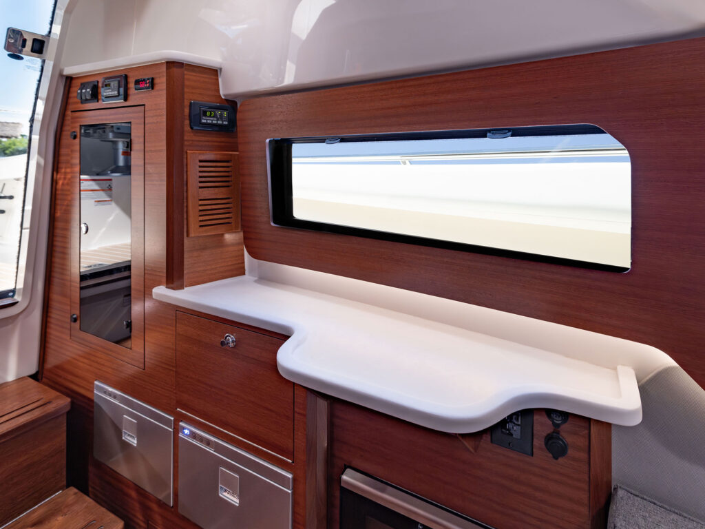 Pursuit S 388 Sport galley