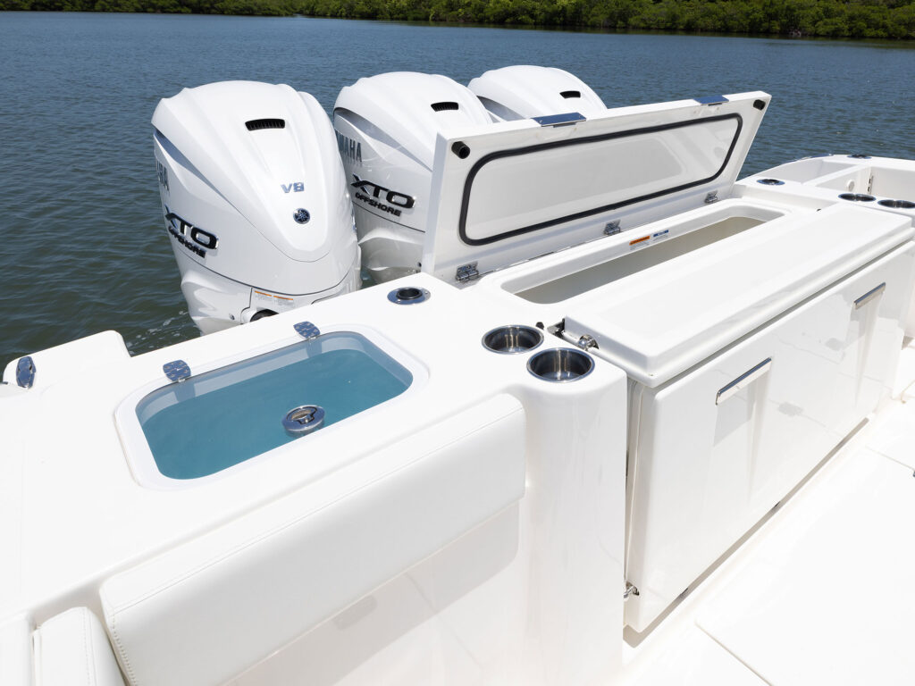 Pursuit S 388 Sport transom livewell