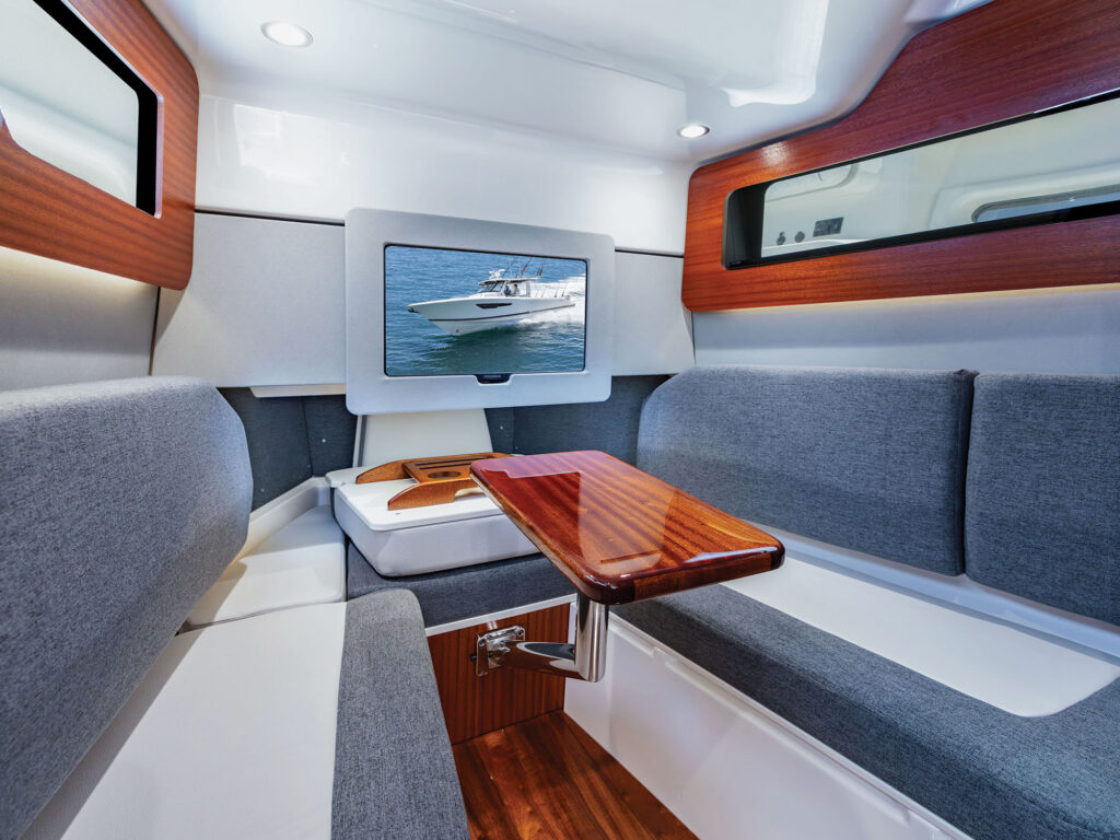 Pursuit S 388 Sport cabin