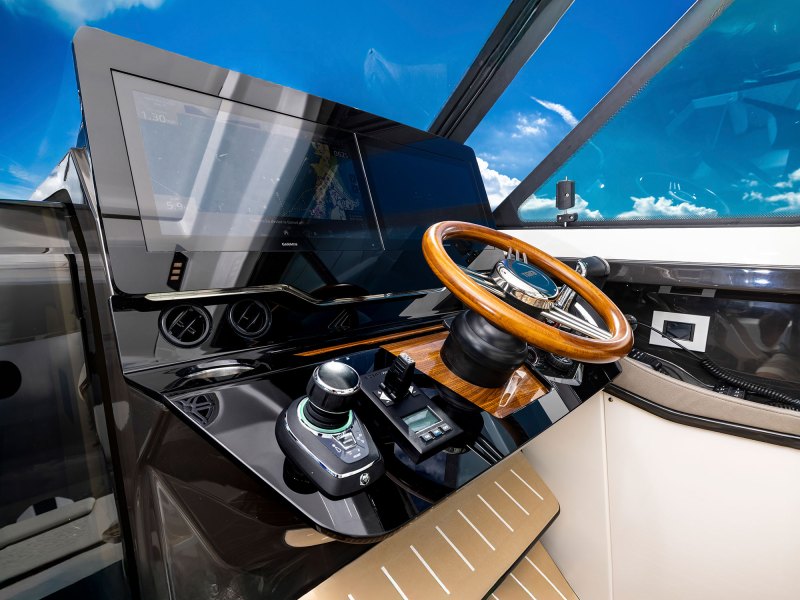 Tiara 39 LE helm
