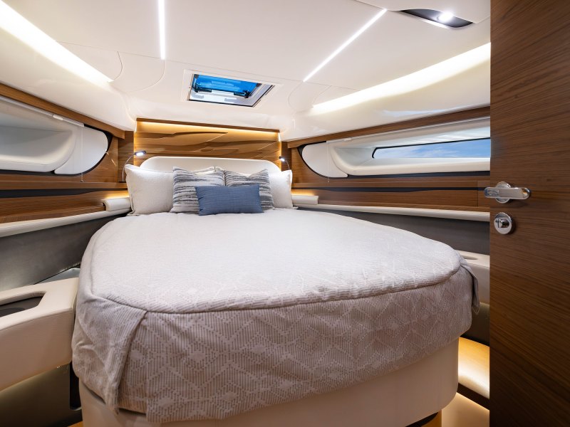 Tiara 39 LE stateroom