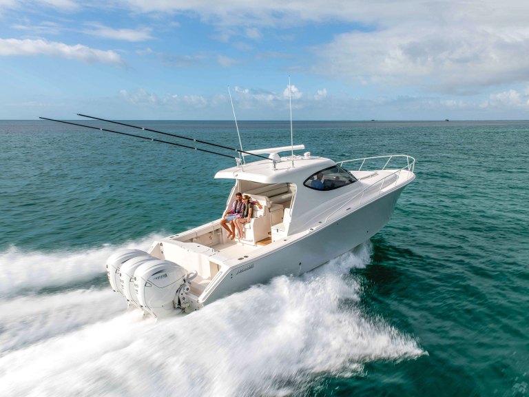 BTG226-SPL-Balance-1 Jupiter boat running with three outboards
