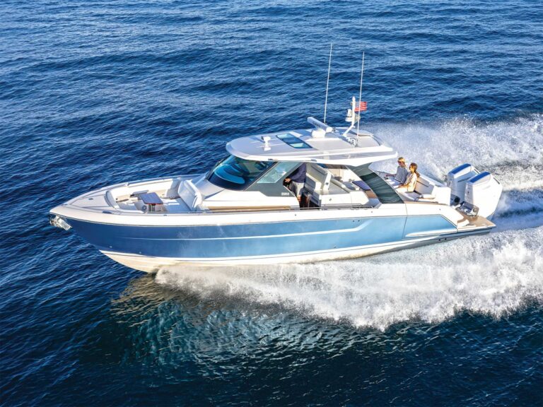 Tiara 39 LS running offshore