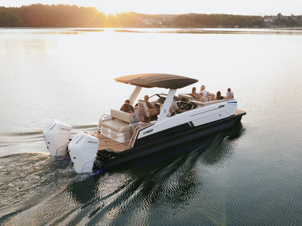 Balise Halo 26L cruising at sunrise