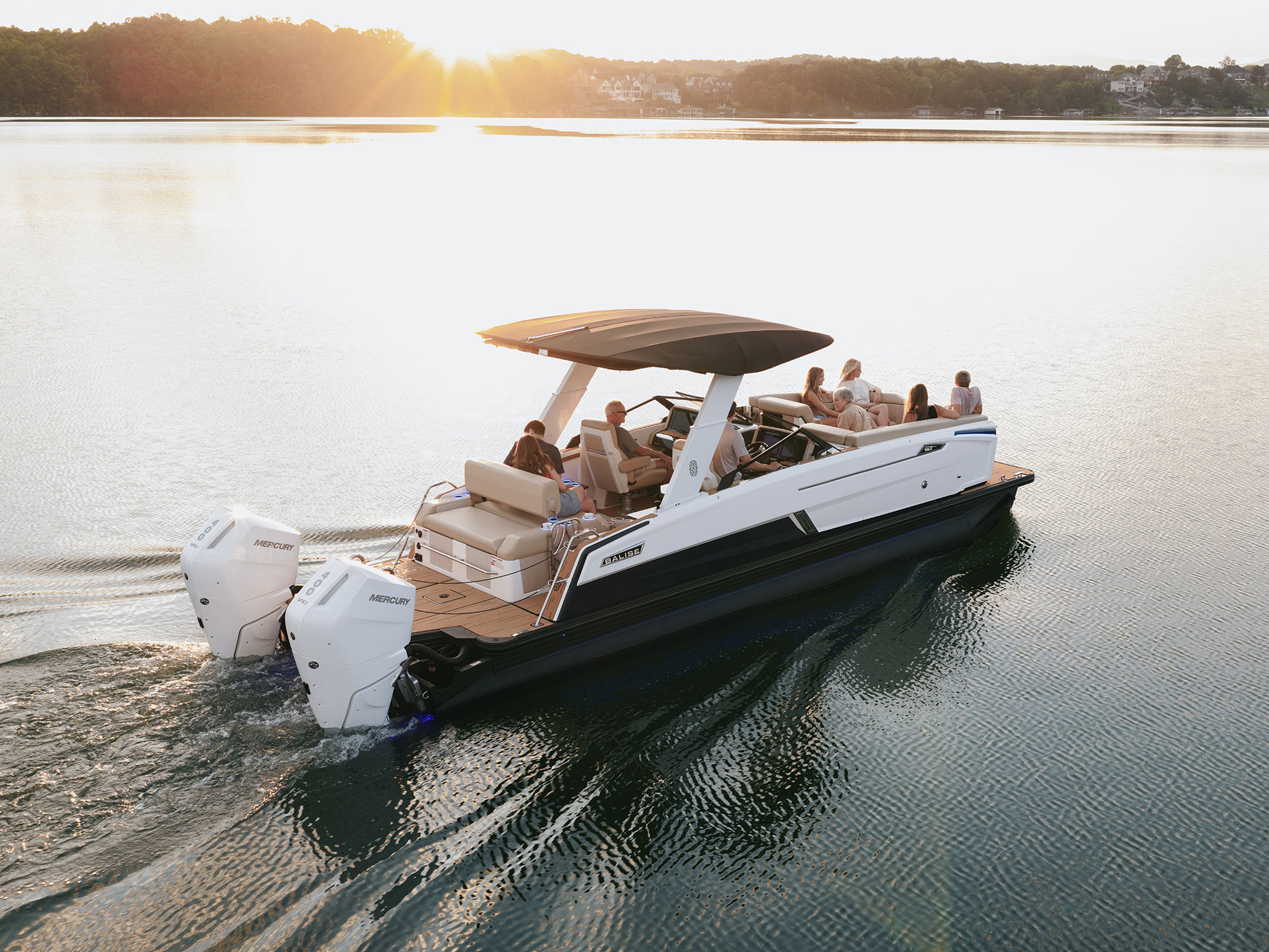 Balise Halo 26L cruising at sunrise