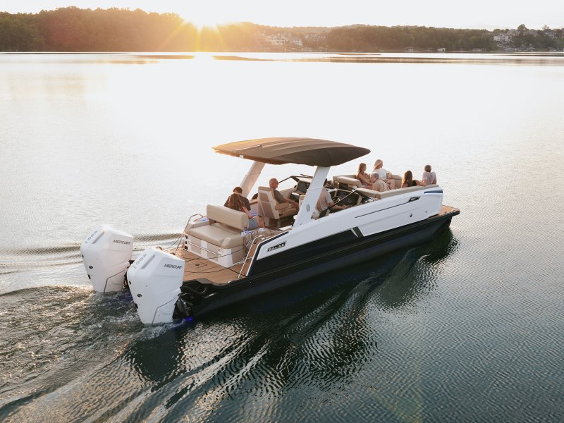 Balise Halo 26L cruising at sunrise