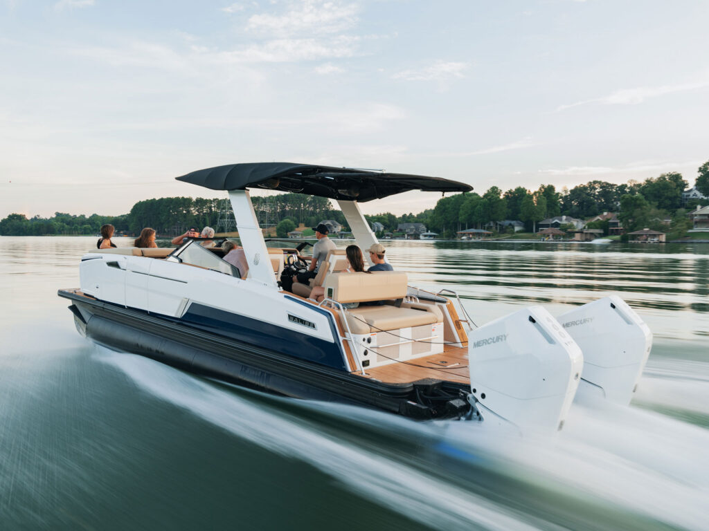 Balise Halo 26L running fast on the lake