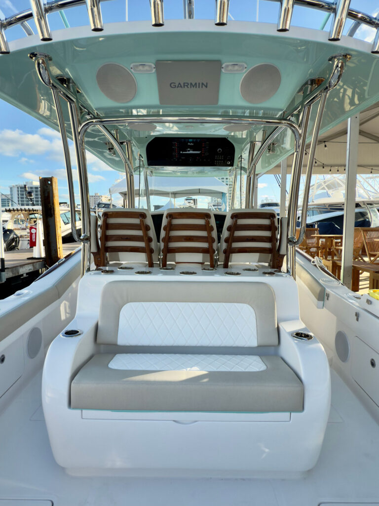 Mag Bay 38 Center Console cockpit seating