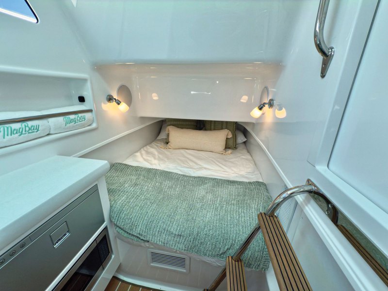 Mag Bay 38 Center Console cabin