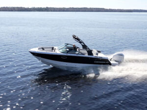 Chaparral SSX4 OB on the lake
