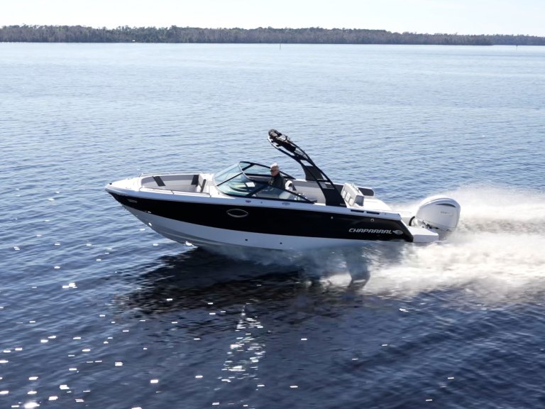 Chaparral SSX4 OB on the lake