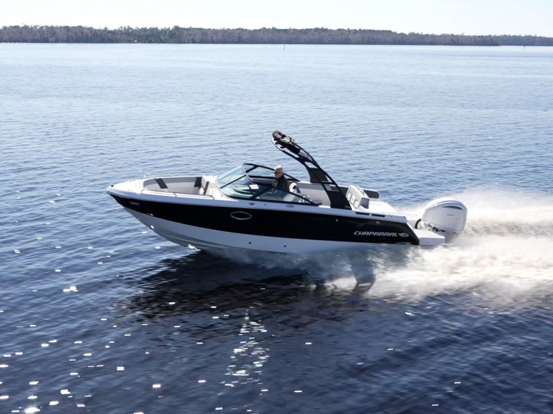 Chaparral SSX4 OB on the lake