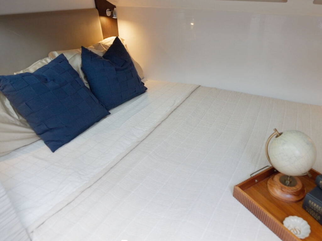 Everglades 437CX berth