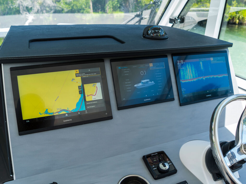 EdgeWater 310SC helm
