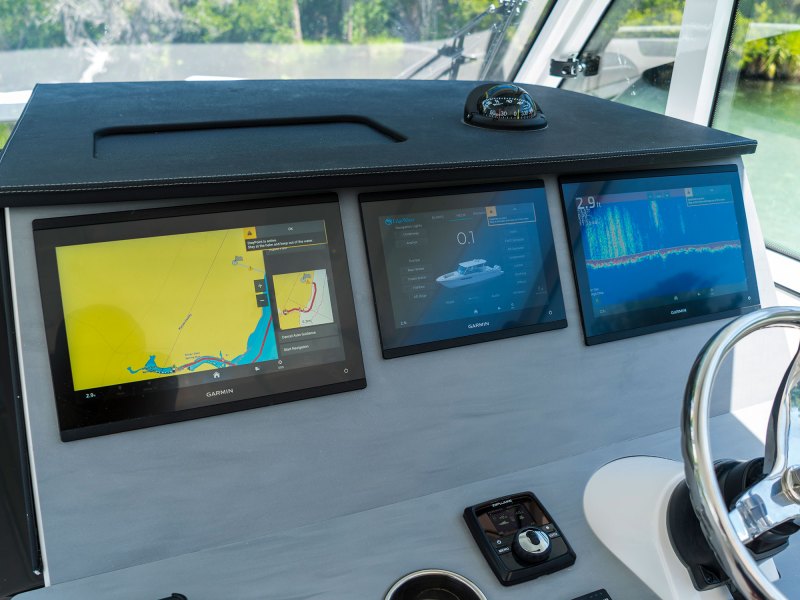 EdgeWater 310SC helm