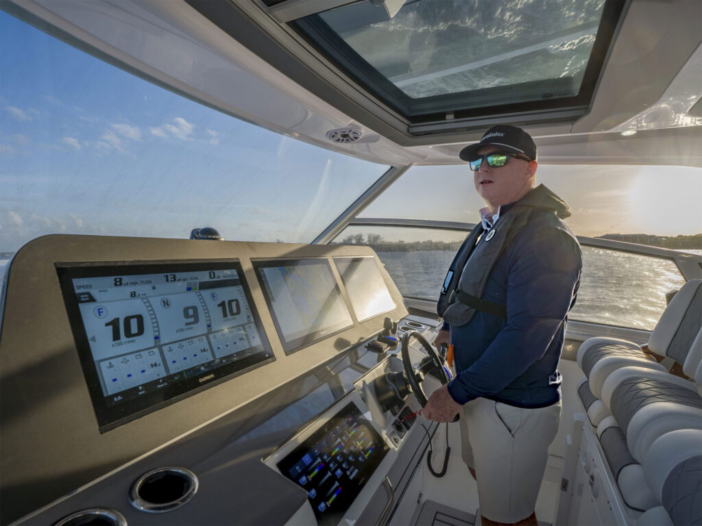 Everglades 437CX helm