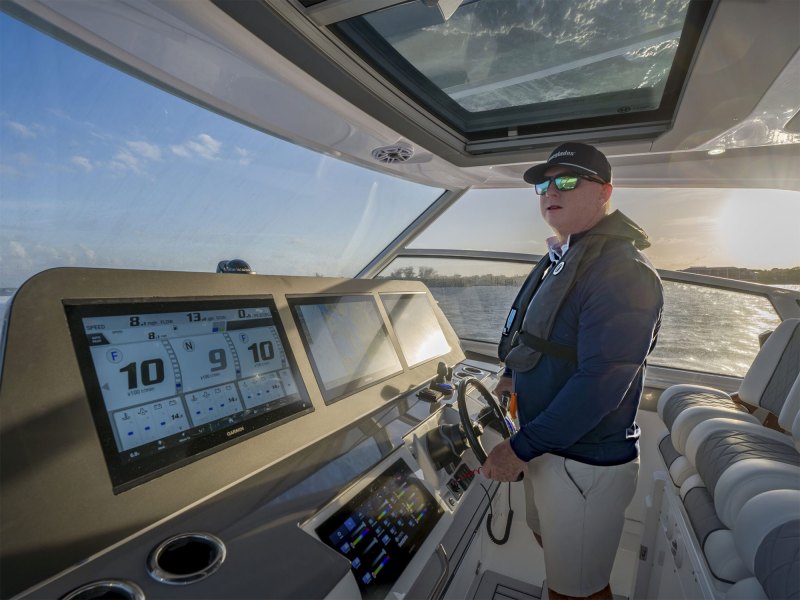Everglades 437CX helm