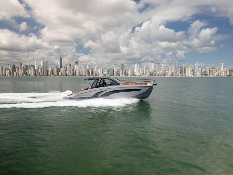 Hanover 447 running just offshore
