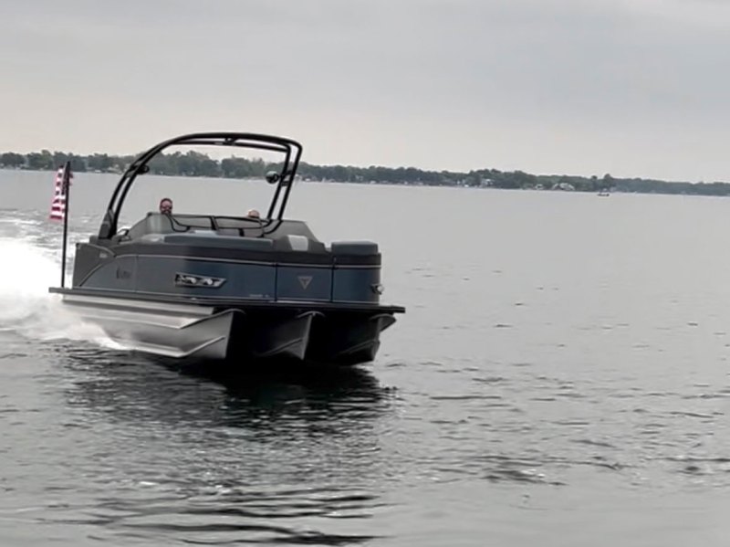 A pontoon running smoothly