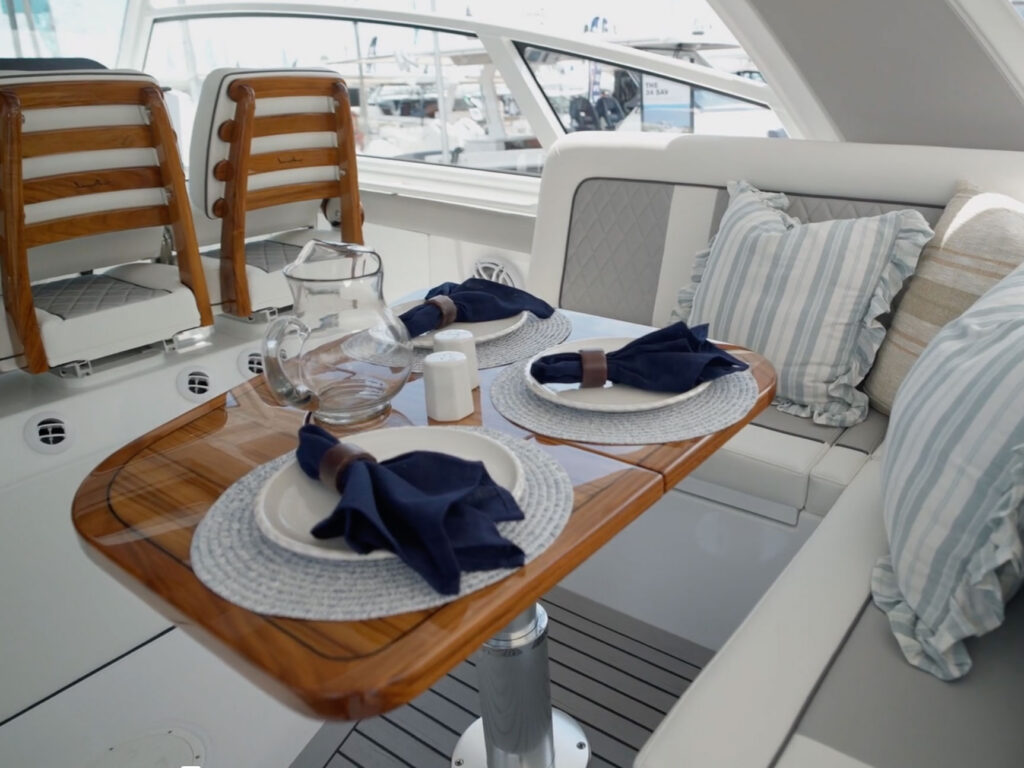 Everglades 437CX salon