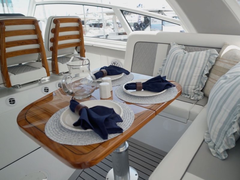 Everglades 437CX salon