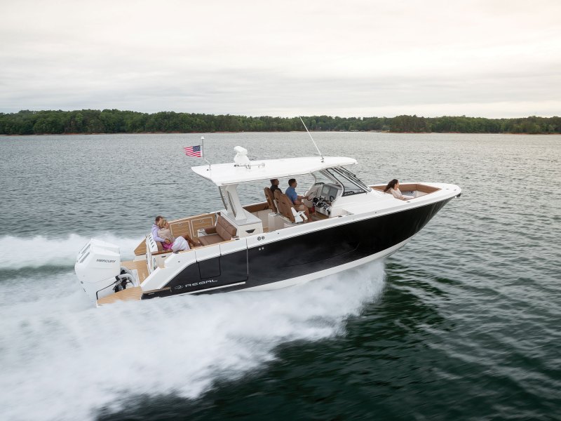 Regal 34 SAV on the lake