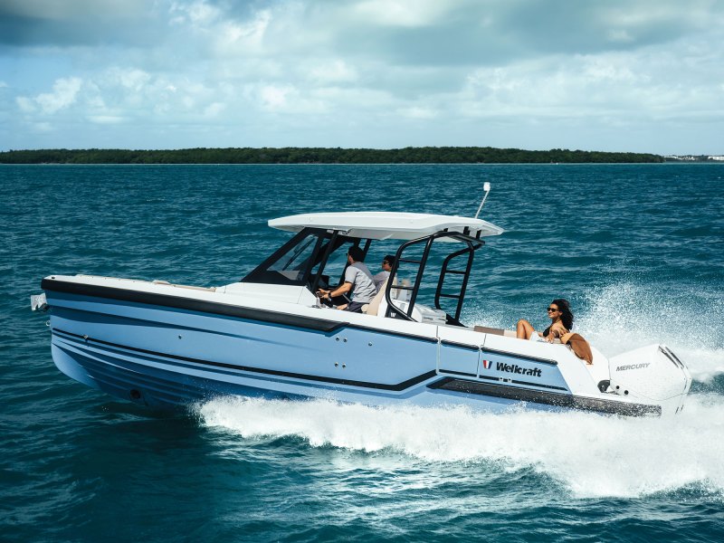 Wellcraft 28 T-Top cutting across the water
