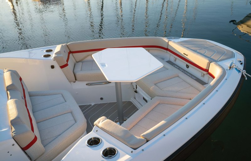 Wellcraft 28 T-Top bow seating